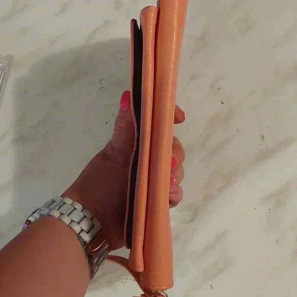 NWOT TAHARI PINK WRISTLET WALLET WITH IDENTITY PROOF LINING - Picture 9 of 13